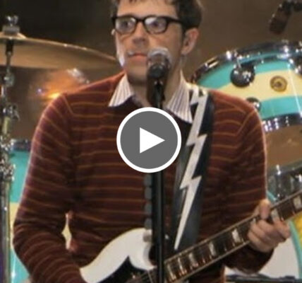 Weezer - Buddy Holly (Live at AXE Music One Night Only)
