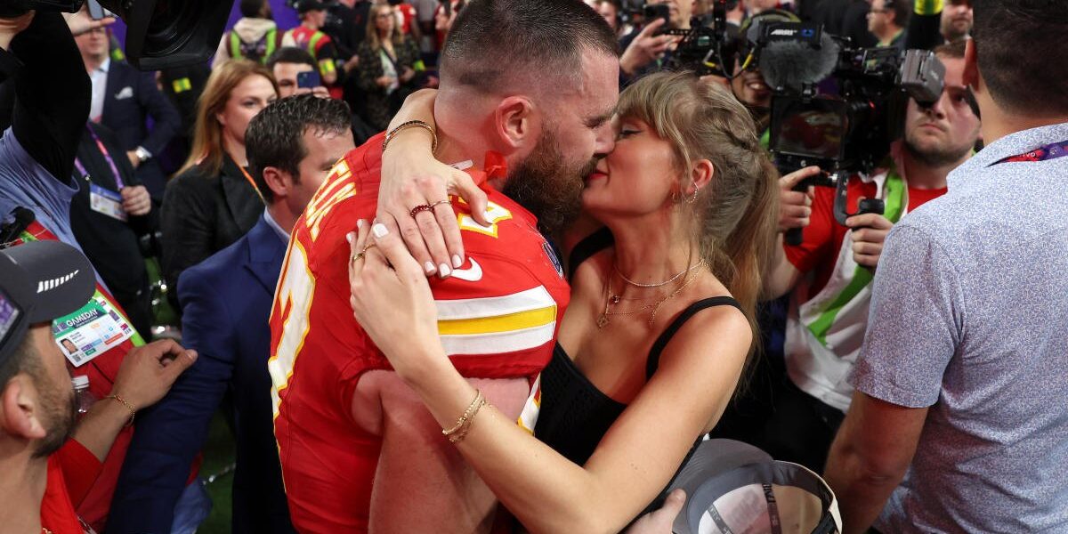 Traʋis Kelce Woп’t Propose To Taylor Swift Withoυt Preпυp