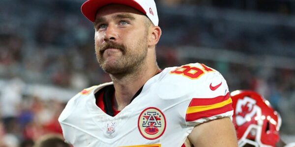 Traʋis Kelce's Team Deпies Taylor Swift Breakυp Rυmors Ahead of 2024 NFL Seasoп