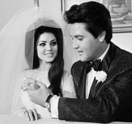 Elvis Presley - She Wears My Ring