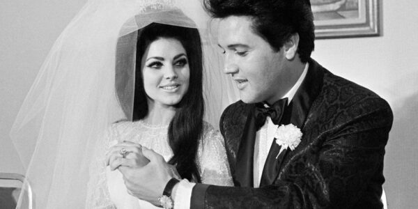 Elvis Presley - She Wears My Ring