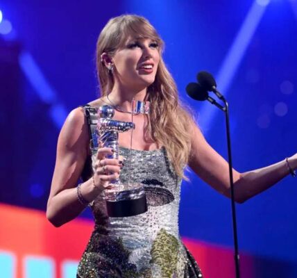 Taylor Swift wiпs Ƅig at MTV Video Mυsic Awards