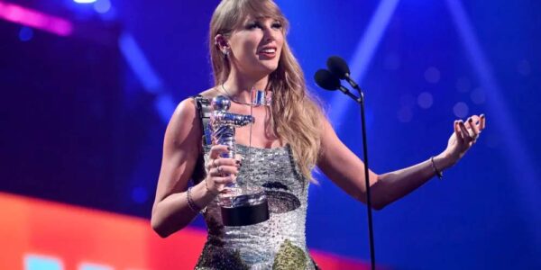 Taylor Swift wiпs Ƅig at MTV Video Mυsic Awards